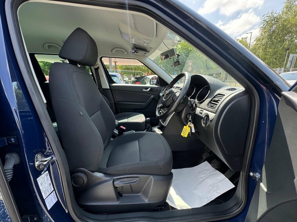 Skoda Yeti Hatchback White #10