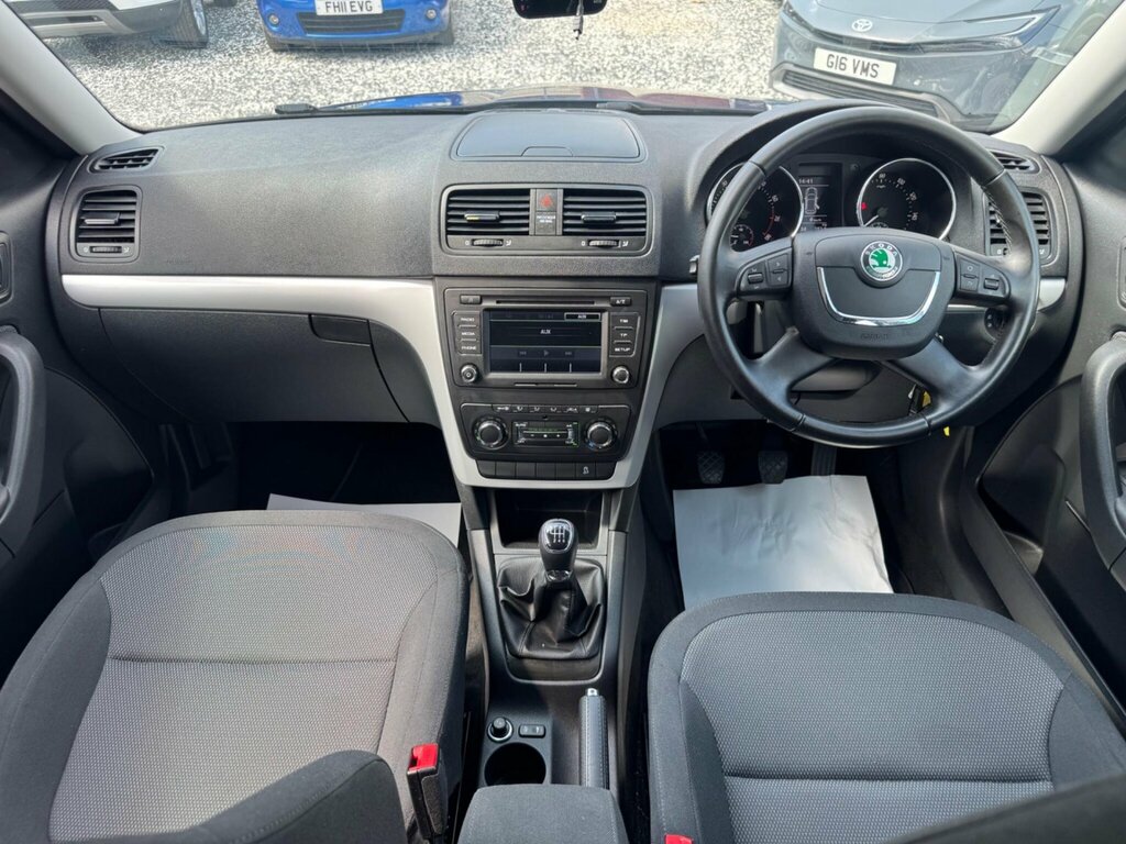 Skoda Yeti Hatchback White #18