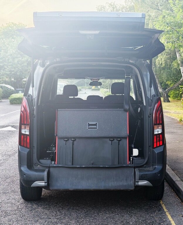 Peugeot Rifter 1.2L Allure Premium Grey #4