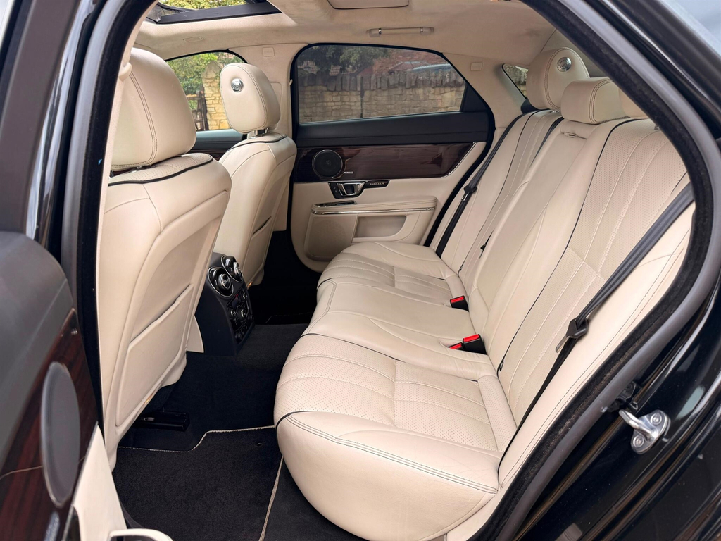 Jaguar XJ Xj Portfolio V6 D Silver #26