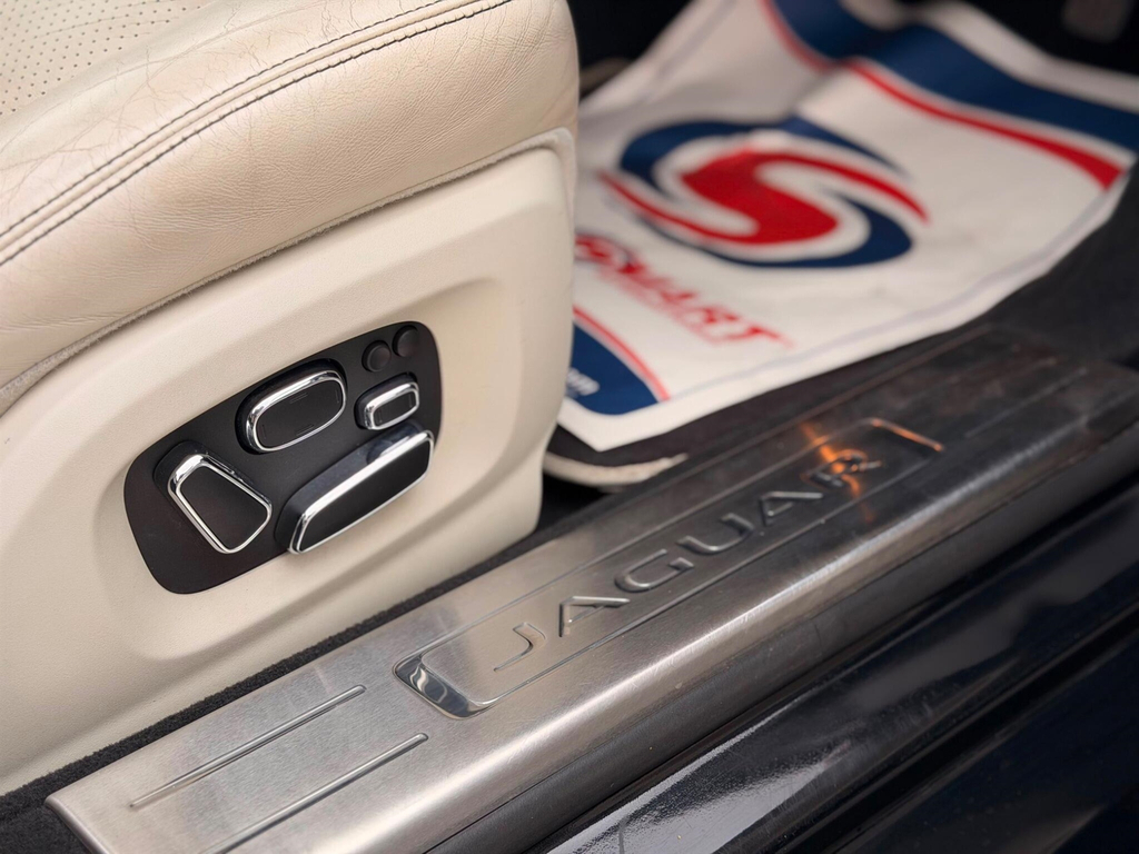 Jaguar XJ Xj Portfolio V6 D Silver #31