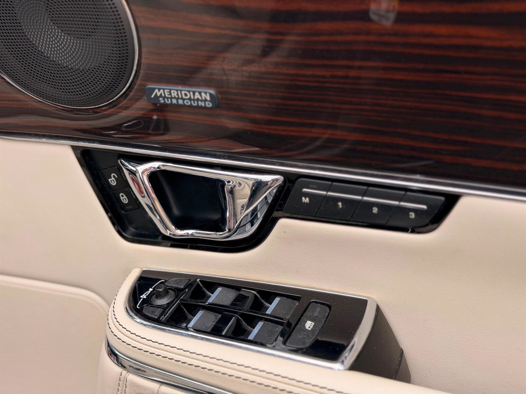 Jaguar XJ Xj Portfolio V6 D Silver #32
