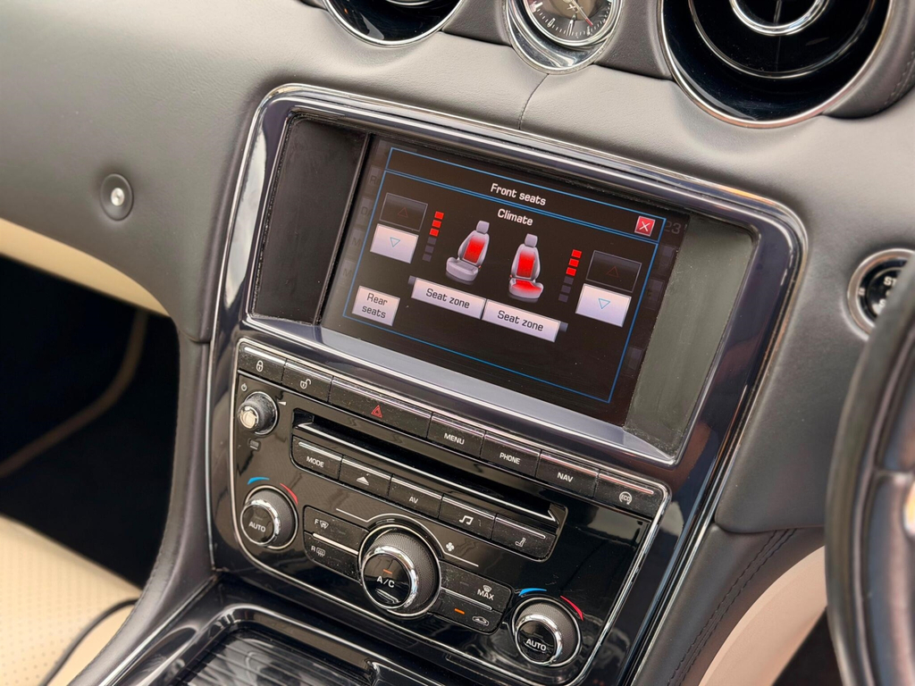 Jaguar XJ Xj Portfolio V6 D Silver #44
