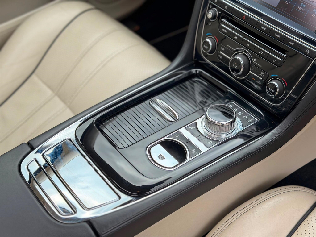 Jaguar XJ Xj Portfolio V6 D Silver #37