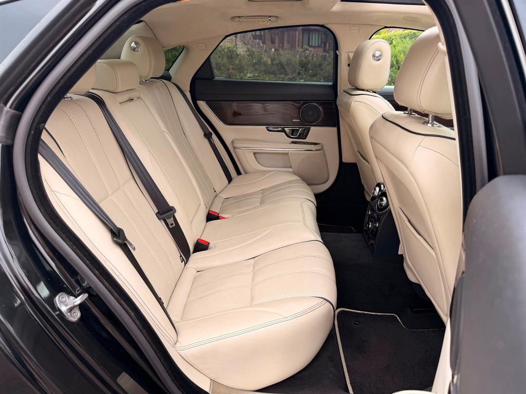 Jaguar XJ Xj Portfolio V6 D Silver #24