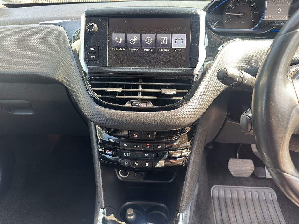 Peugeot e-2008 E-hdi Allure Black #15