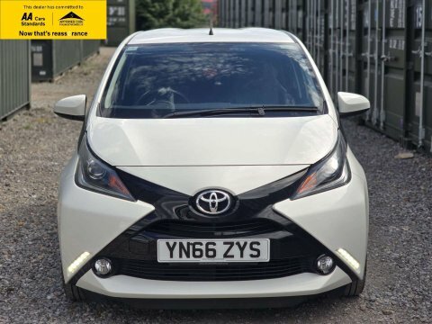 Toyota Aygo 1.0 Vvt-i X-pression YN66ZYS White #2