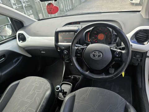 Toyota Aygo 1.0 Vvt-i X-pression YN66ZYS White #6