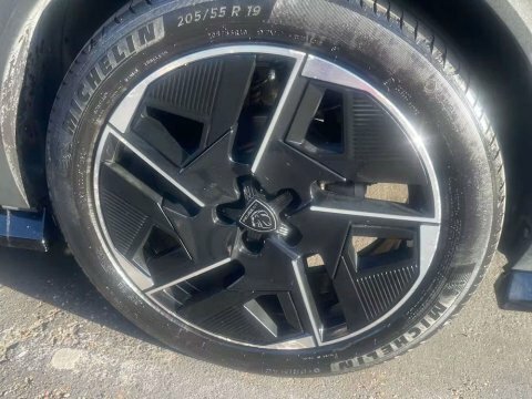 Peugeot 408 1.6 Plug-in Hybrid 225 Gt E-eat8 Blue #9
