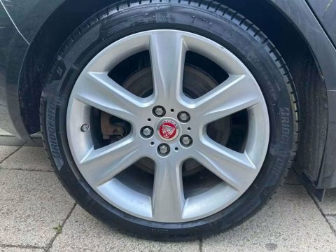 Jaguar XE 2L Prestige Black #10