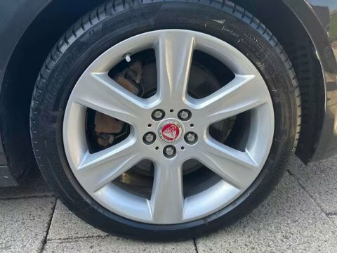 Jaguar XE 2L Prestige Black #9