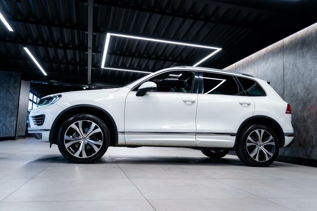Volkswagen Touareg 2016 3.0 Tdi V6 Bluemotion Tech R-line Suv Die White #9
