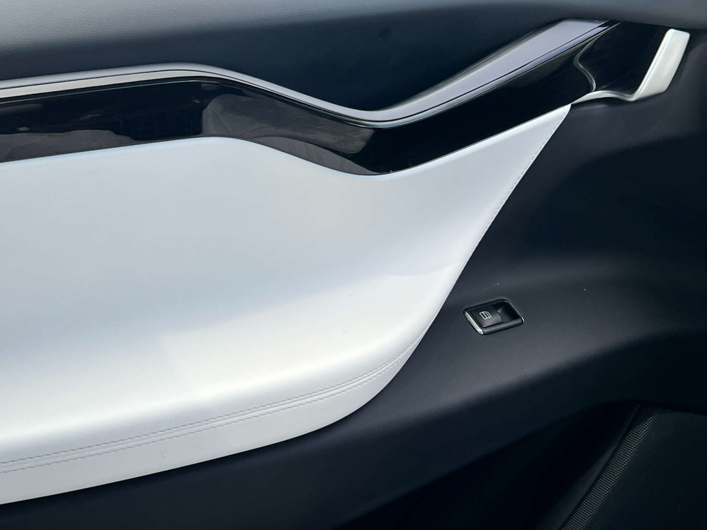 Tesla Model X Long Range White #41