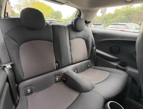 Mini Hatch 2017 67 One Red #5