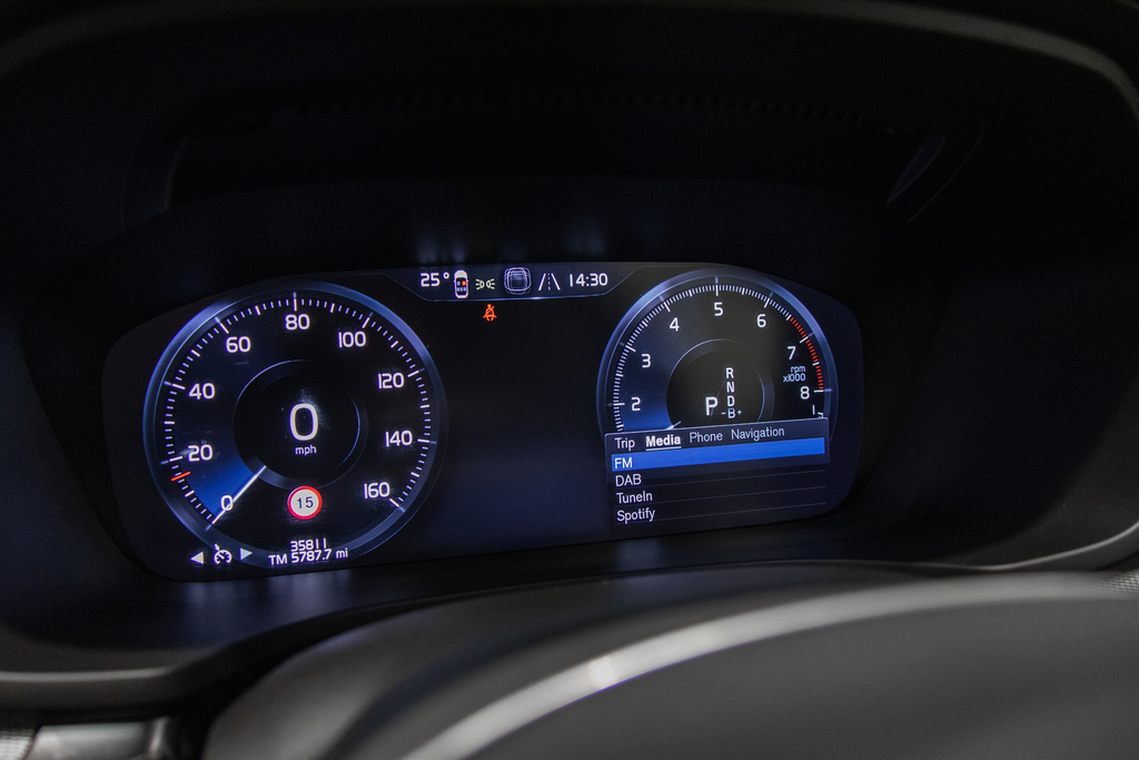 Volvo V60 Recharge R-design, T6 Awd Plug-in Hybrid Red #30