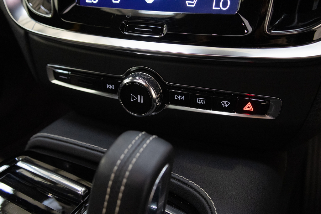 Volvo V60 Recharge R-design, T6 Awd Plug-in Hybrid Red #25