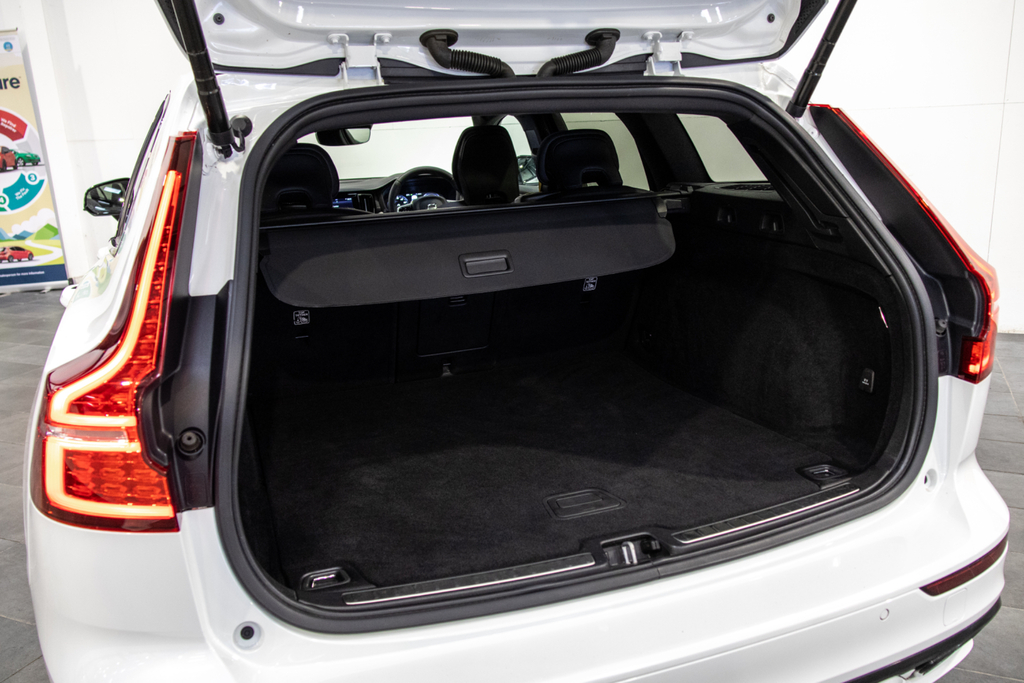 Volvo V60 Recharge R-design, T6 Awd Plug-in Hybrid Red #8