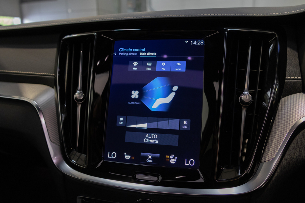 Volvo V60 Recharge R-design, T6 Awd Plug-in Hybrid Red #17