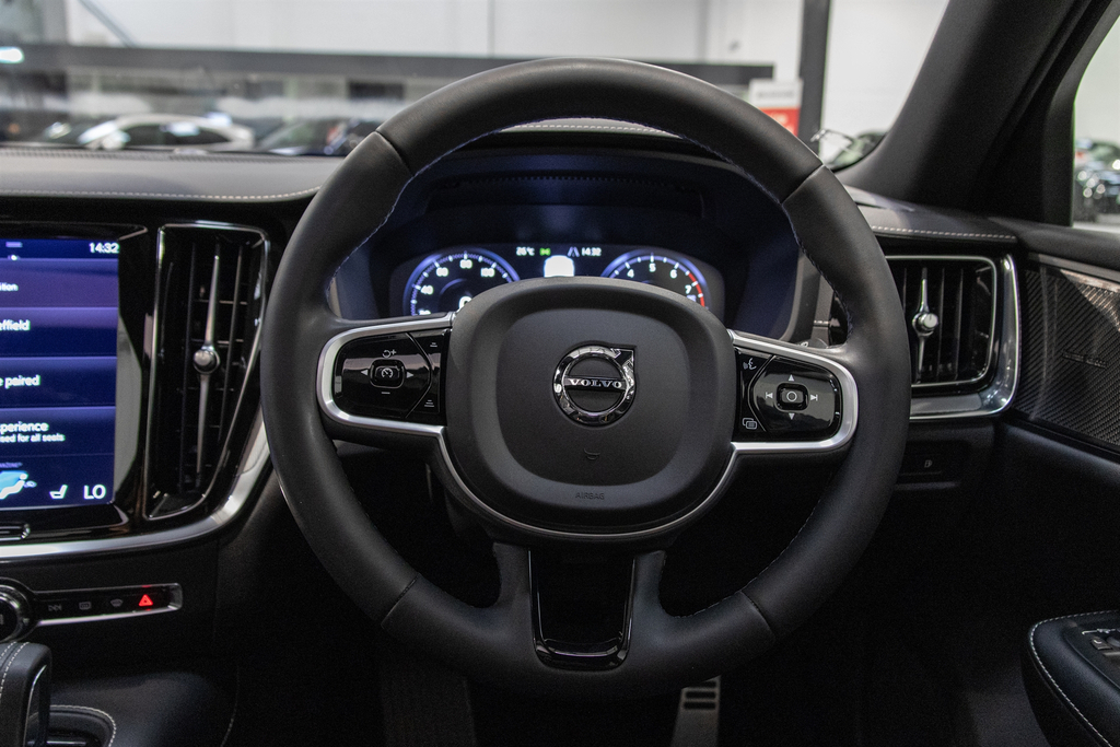 Volvo V60 Recharge R-design, T6 Awd Plug-in Hybrid Red #15