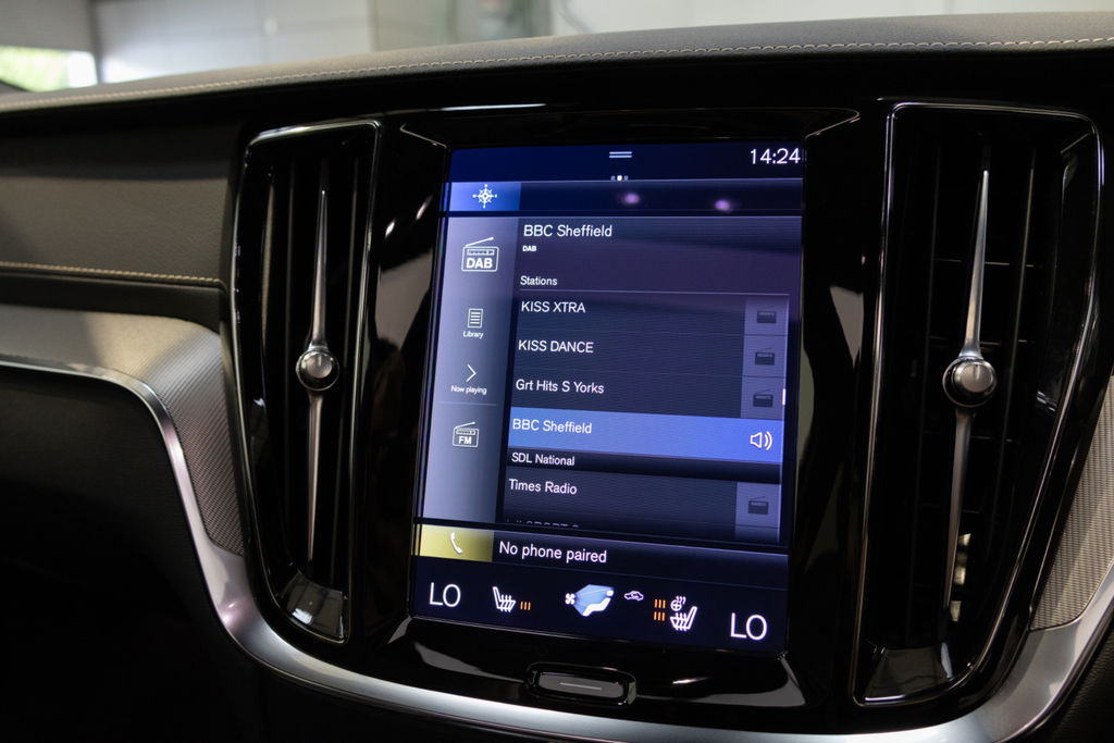 Volvo V60 Recharge R-design, T6 Awd Plug-in Hybrid Red #18