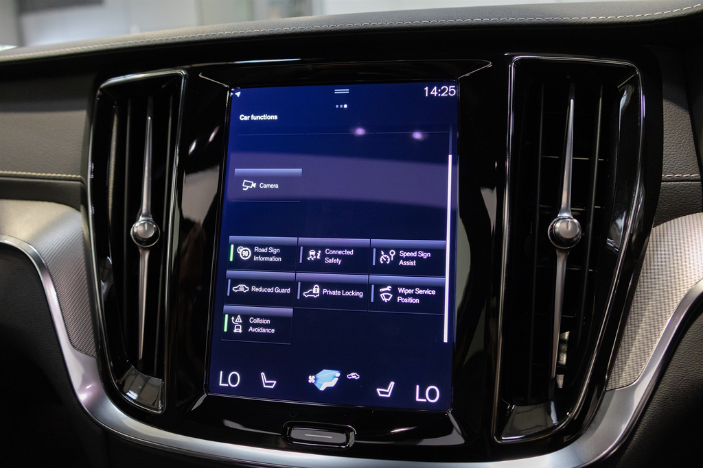 Volvo V60 Recharge R-design, T6 Awd Plug-in Hybrid Red #21