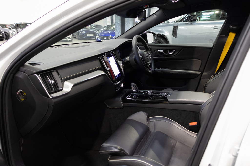Volvo V60 Recharge R-design, T6 Awd Plug-in Hybrid Red #13