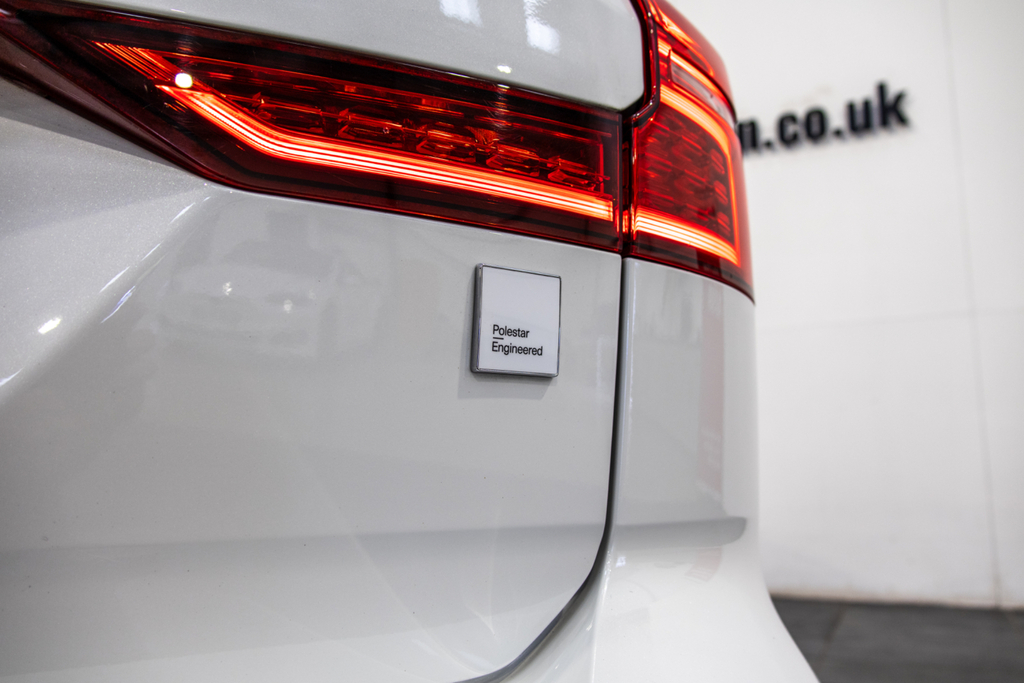 Volvo V60 Recharge R-design, T6 Awd Plug-in Hybrid Red #10