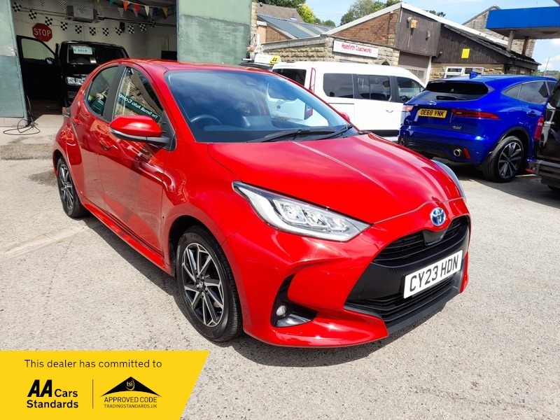 Toyota Yaris 1.5 Hybrid Design Red