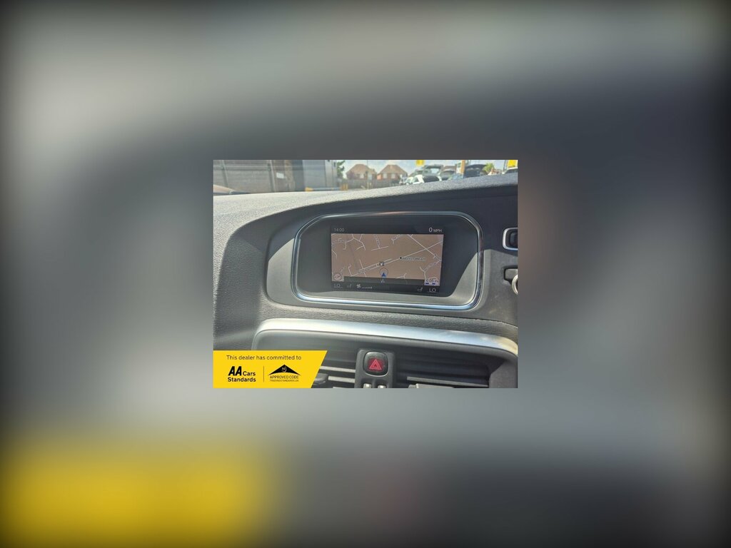 Volvo V40 2.0 T3 R-design Nav Plus Euro 6 Ss HW18JCU White #3