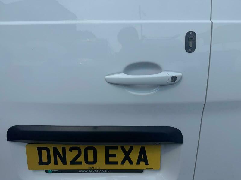 Vauxhall Vivaro 2L Edition White #13