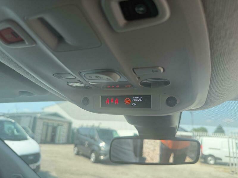 Vauxhall Vivaro 2L Edition White #15
