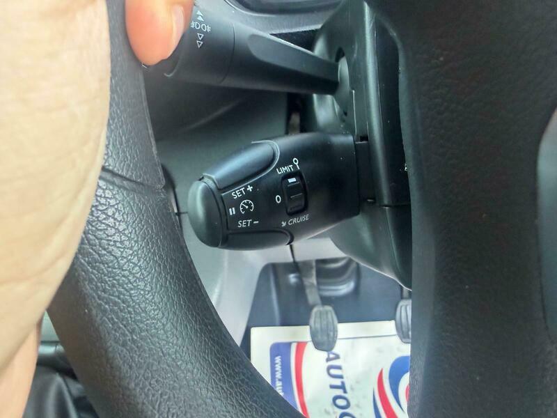 Vauxhall Vivaro 2L Edition White #16