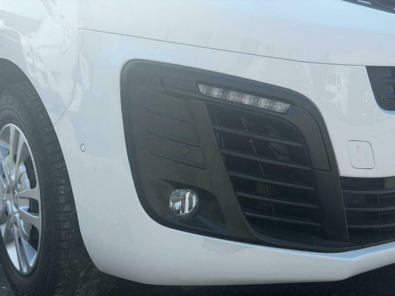 Vauxhall Vivaro 2L Edition White #26