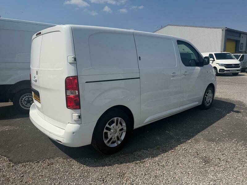 Vauxhall Vivaro 2L Edition White #7