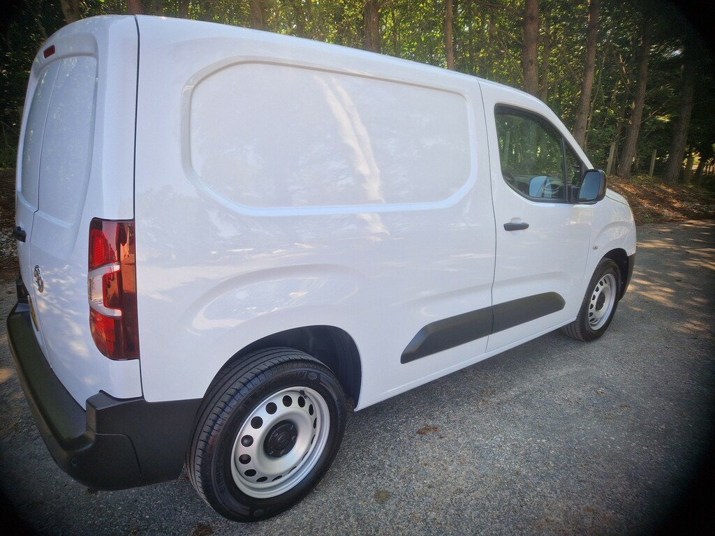 Vauxhall Combo Panel Van 1.5 Combo Pro 1.5D 100 M6 L1h1 2300 Pane White #4