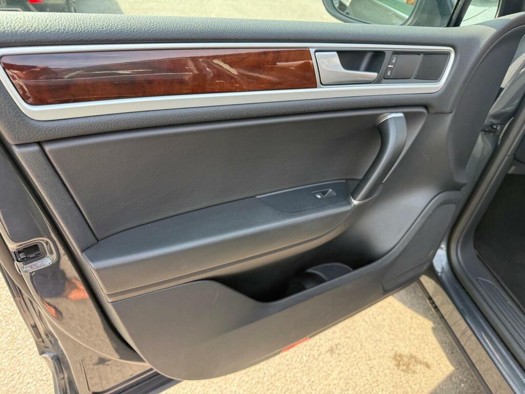 Volkswagen Touareg Suv White #25