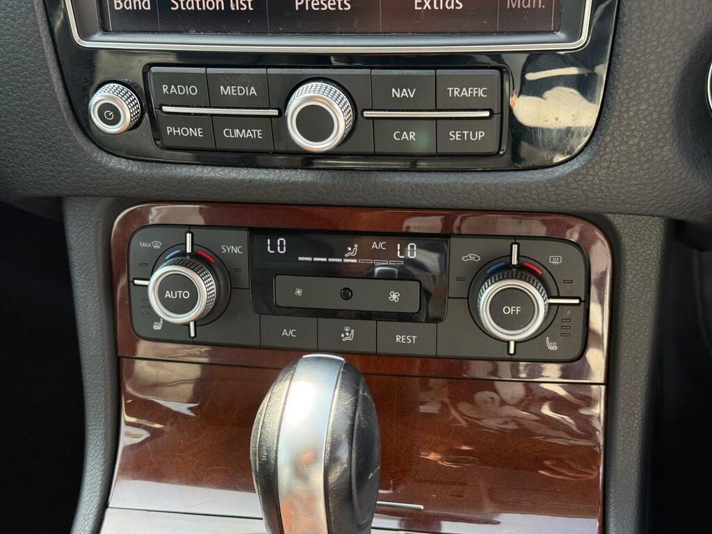 Volkswagen Touareg Suv White #10