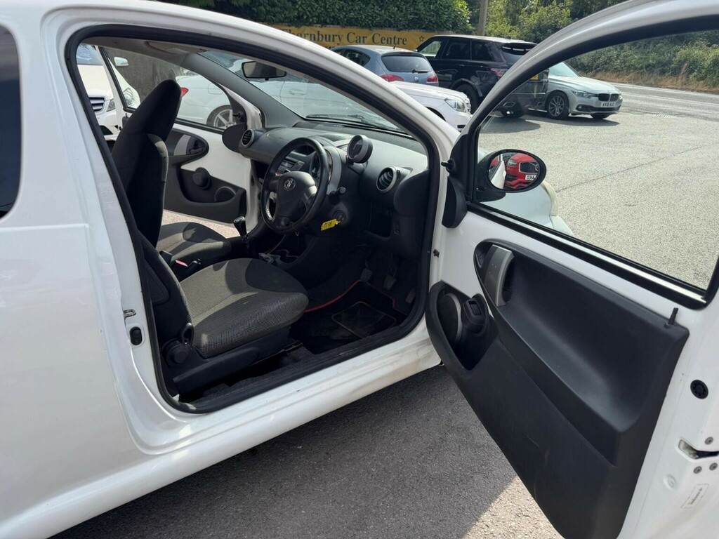 Toyota Aygo Hatchback White #18