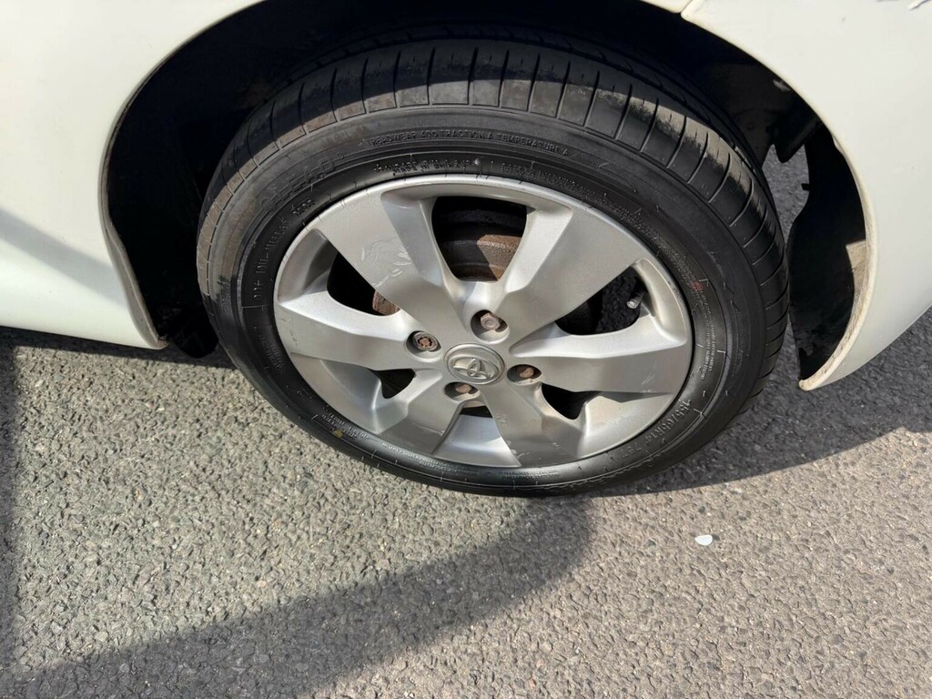 Toyota Aygo Hatchback White #22
