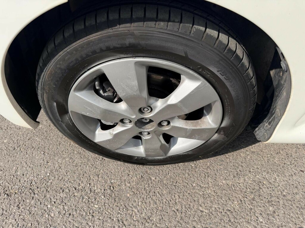 Toyota Aygo Hatchback White #23