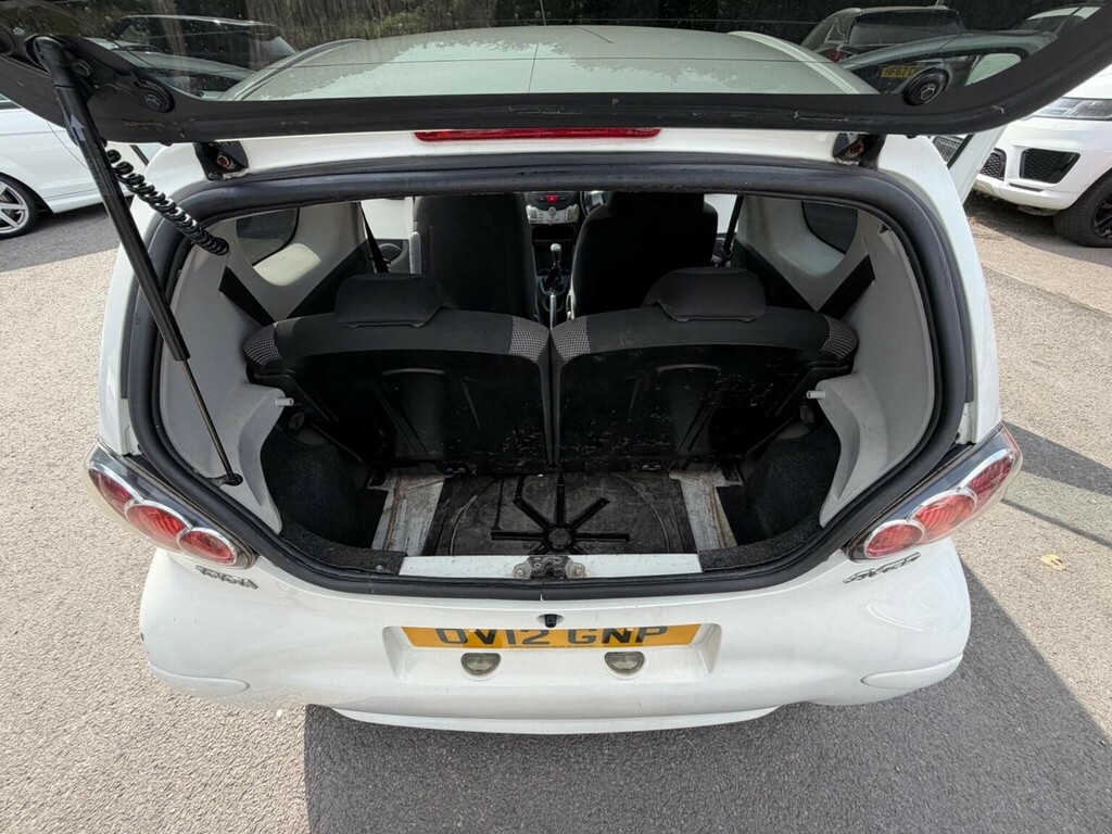 Toyota Aygo Hatchback White #17
