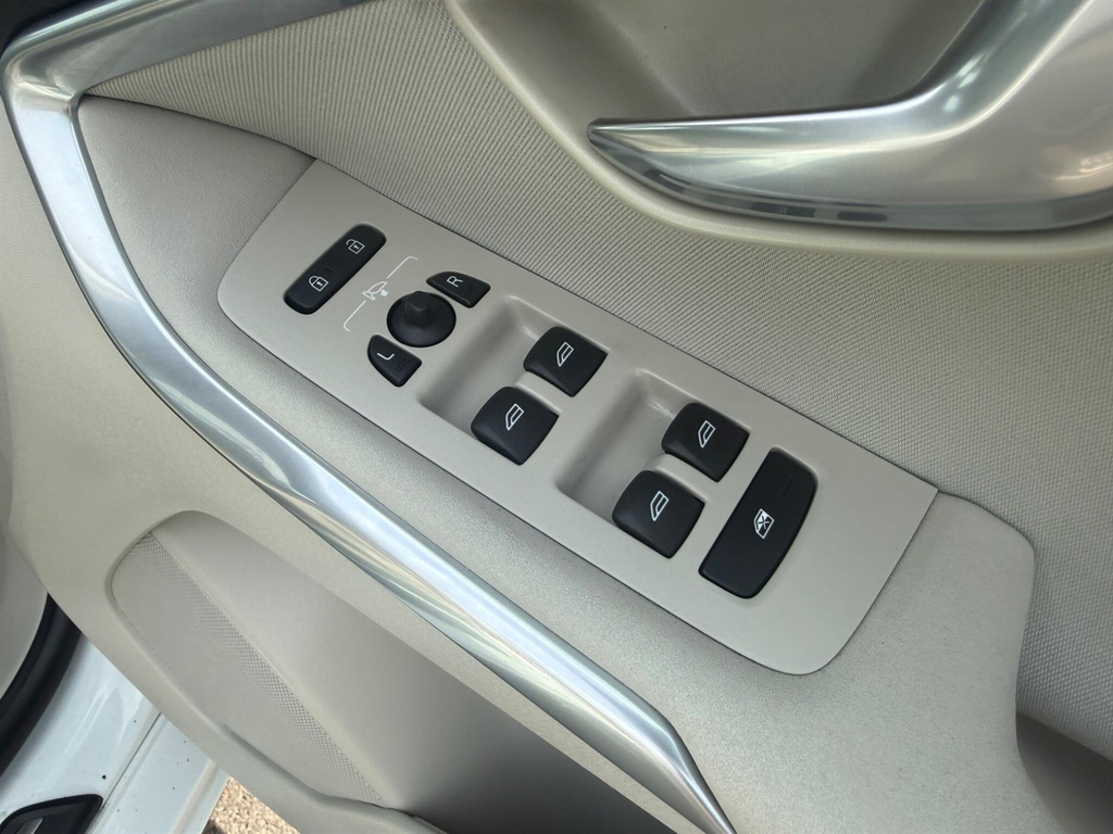 Volvo V40 T2 122 Momentum Nav Plus Hatchback White #12