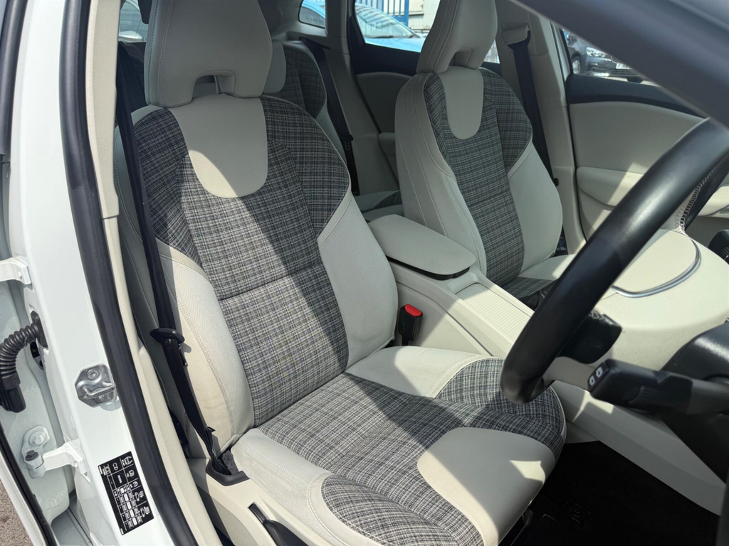 Volvo V40 T2 122 Momentum Nav Plus Hatchback White #11