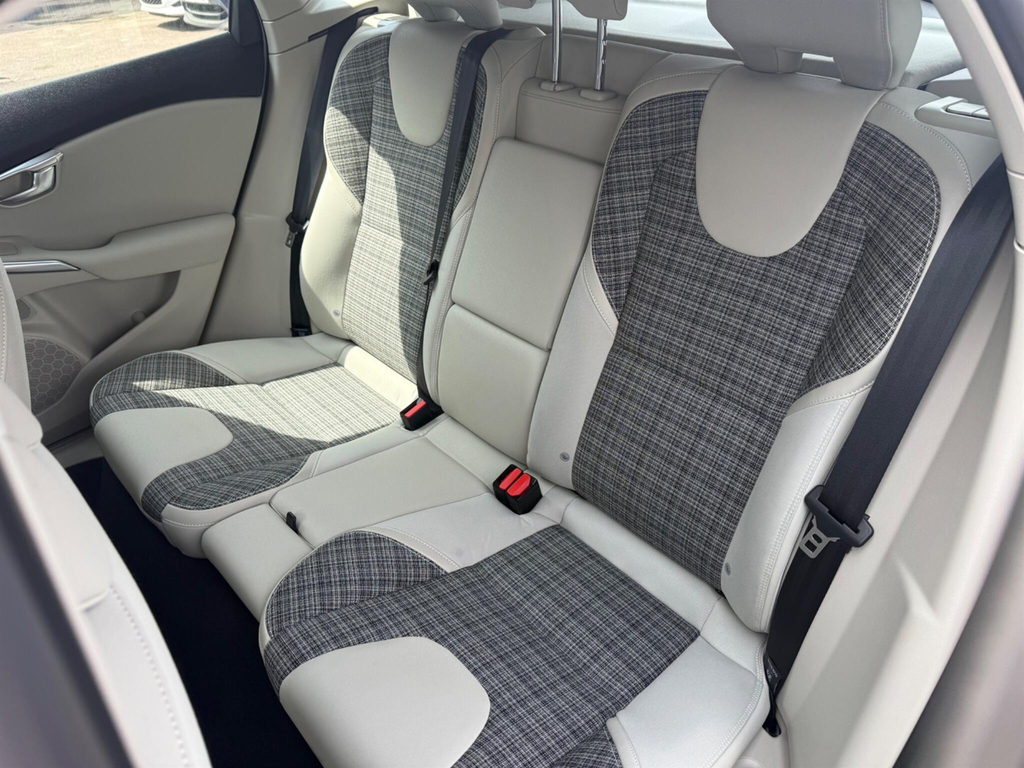 Volvo V40 T2 122 Momentum Nav Plus Hatchback White #25