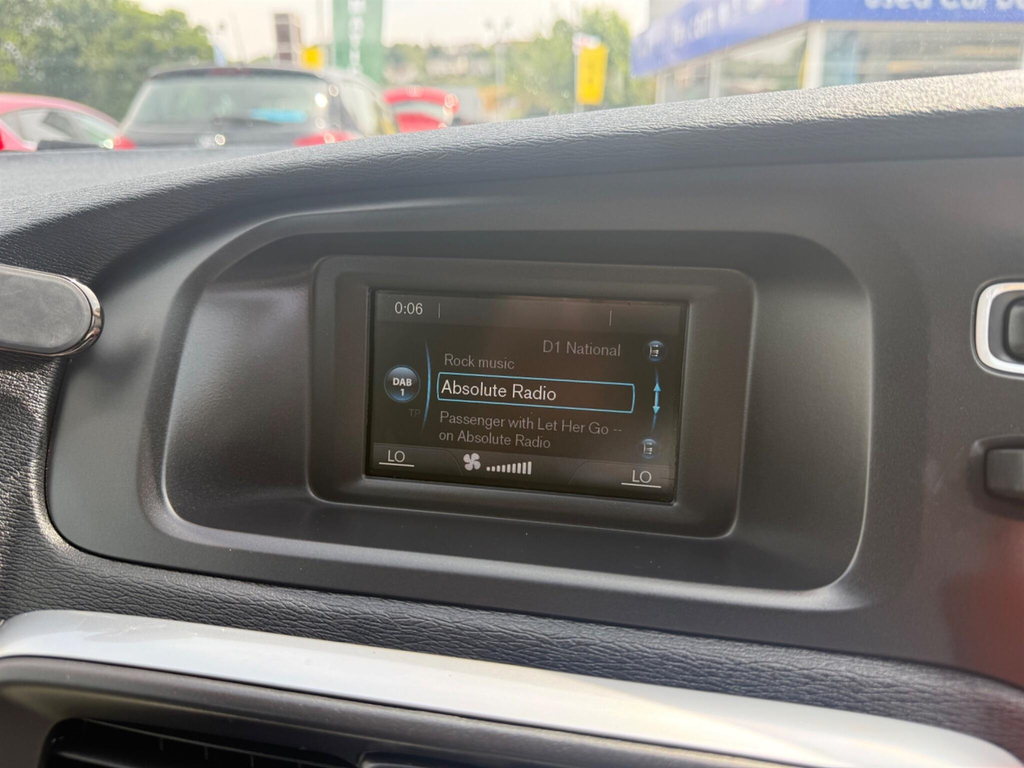 Volvo V40 T2 122 Momentum Nav Plus Hatchback White #20