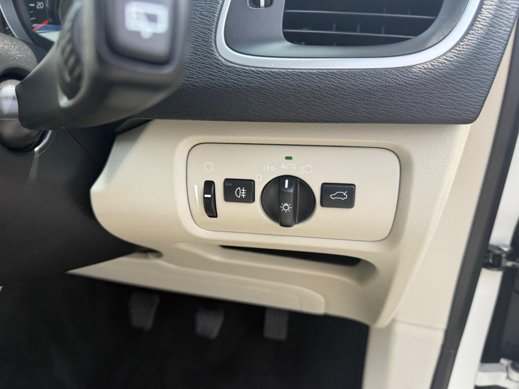 Volvo V40 T2 122 Momentum Nav Plus Hatchback White #13