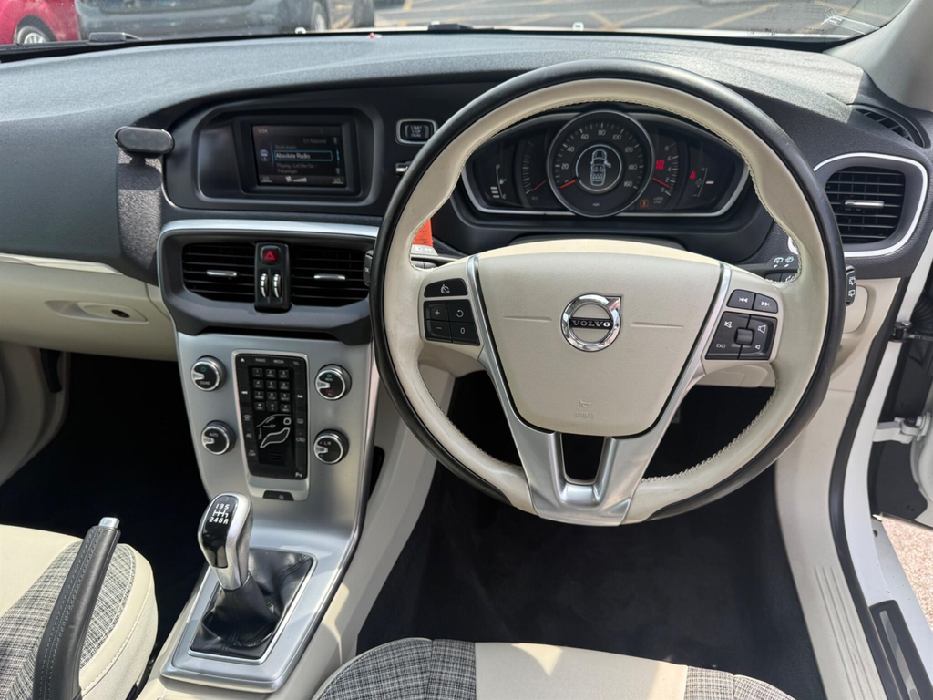 Volvo V40 T2 122 Momentum Nav Plus Hatchback White #14