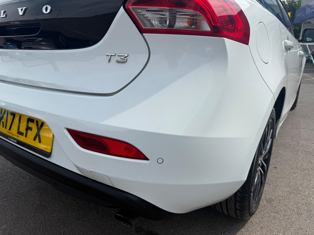 Volvo V40 T2 122 Momentum Nav Plus Hatchback White #29