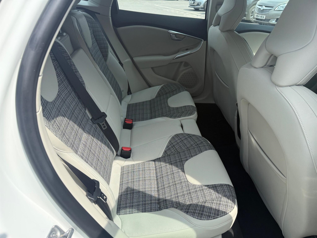 Volvo V40 T2 122 Momentum Nav Plus Hatchback White #26