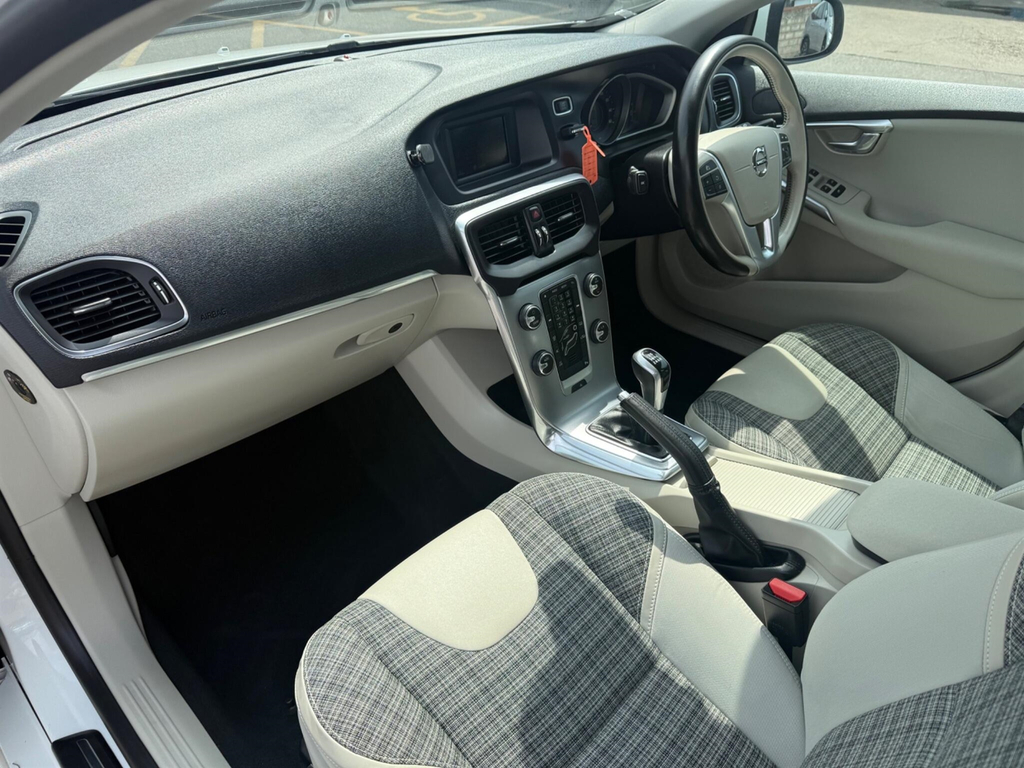 Volvo V40 T2 122 Momentum Nav Plus Hatchback White #24